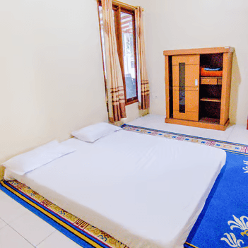 Kamar tidur di lantai dua villa syahal